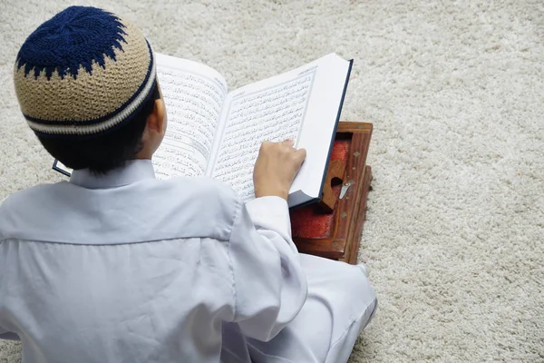 Vista Superior Niño Leyendo Coran Libro Sobre Alfombra Beige — Foto de Stock