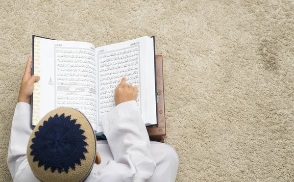 Visão Superior Menino Lendo Coran Livro Tapete Bege — Fotografia de Stock