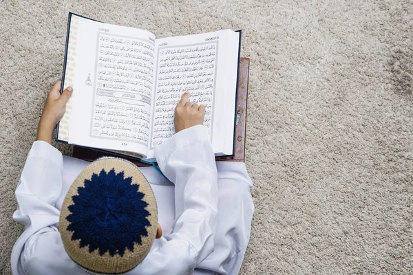 Vista Superior Niño Leyendo Coran Libro Sobre Alfombra Beige — Foto de Stock