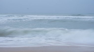 denizde plaj. fırtına 