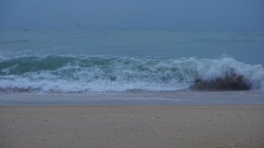 denizde plaj. fırtına 