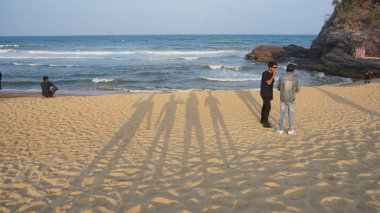 Bangkok, Tayland- Şubat 2018: sahilde yürüyen adam.