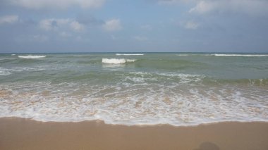 Deniz , parlak gökyüzü gün dalga ve kum 