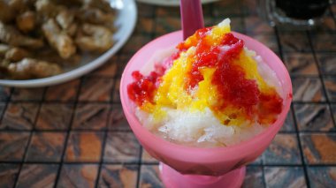 cam bir kapta sıcak meyve