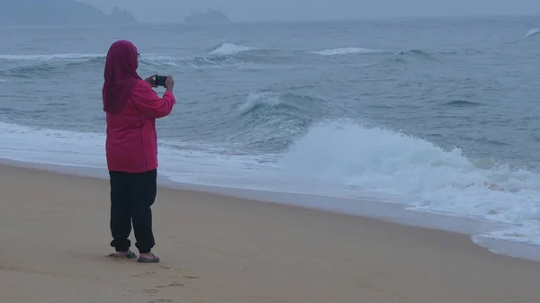 Молодая Женщина Море Пляже — стоковое фото