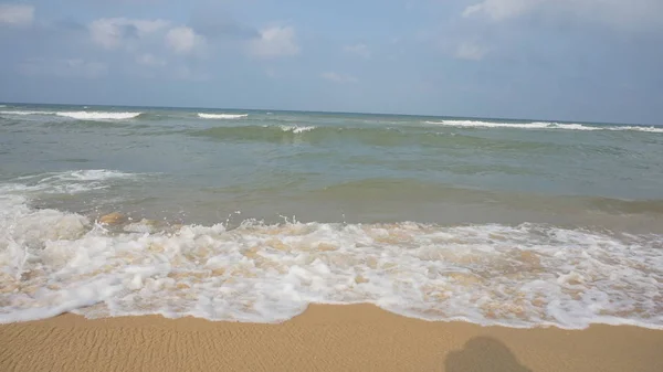 Море Волна Песок Ясное Небо — стоковое фото