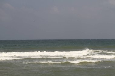 Malezya kıyı hatlarında kaba muson dalgaları.