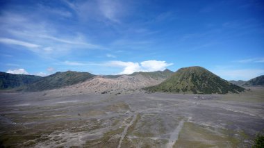Bluesky arka plan ile Bromo Dağı'nın muhteşem manzara görünümü