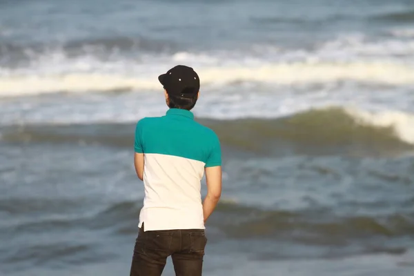 Молодой Человек Стоит Пляже — стоковое фото
