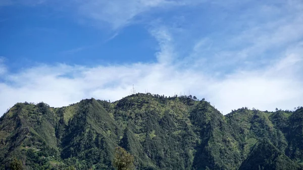 早晨的山和蓝天 — 图库照片