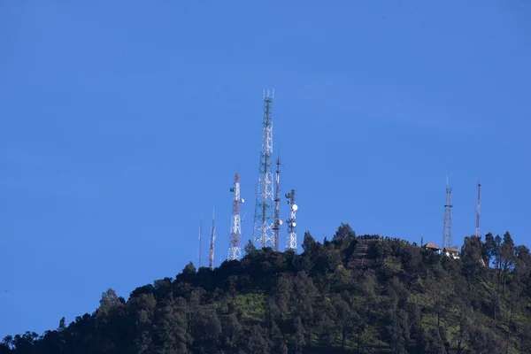 Koyu Bluesky Arka Plan Ile Tepenin Üstünde Telekomünikasyon Kulesi — Stok fotoğraf