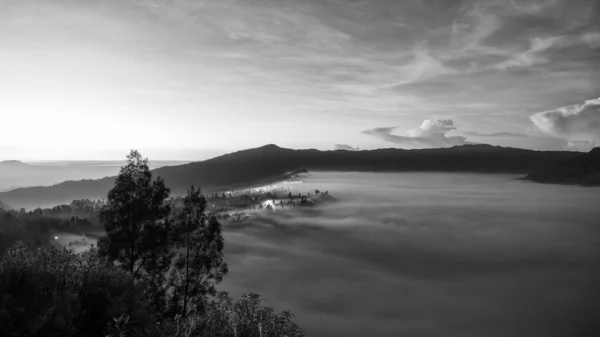 Uitzicht Cemoro Lawang Dorp Met Lage Wolken Ochtend Zwart Wit — Stockfoto