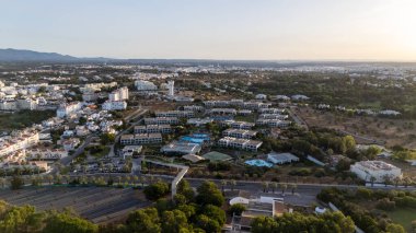 Alvor Portekiz 'deki Tivoli Resort Hotel' in insansız hava görüntüsü. Yüksek kalite fotoğraf