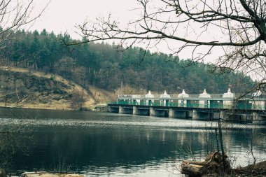 Hidroelektrik santralinin yakınında iyi bir doğa. Ağaçlar, kayalar ve nehir