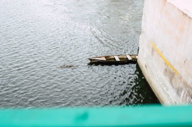 Nehirde eski bir ahşap tekne