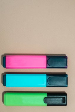 Bej arka planda kalemler ve işaretler