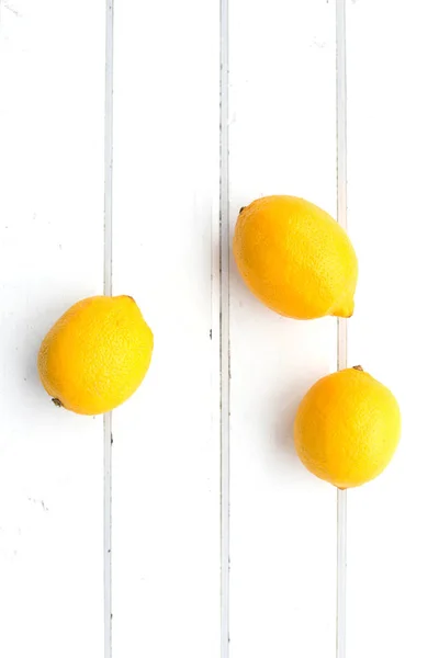 Limones Sobre Fondo Madera Blanca — Foto de Stock