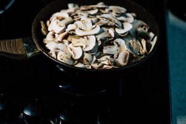 Kızartma tavası üzerinde fry mantar