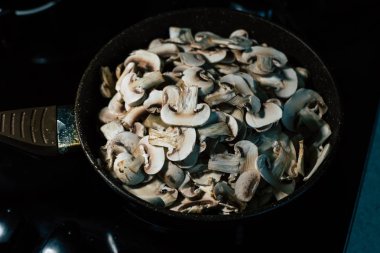 Kızartma tavası üzerinde fry mantar