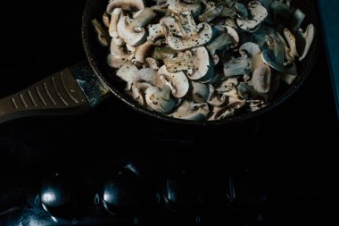 Kızartma tavası üzerinde fry mantar