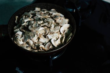 Kızartma tavası üzerinde fry mantar