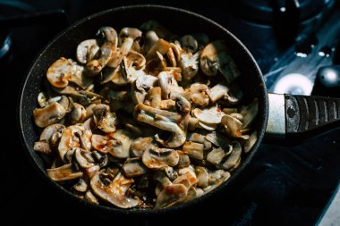 Kızartma tavası üzerinde fry mantar