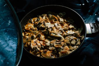Kızartma tavası üzerinde fry mantar