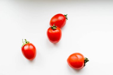 Beyaz bir eşik üzerinde Domates
