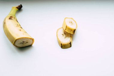 Beyaz bir eşik üzerinde Muz