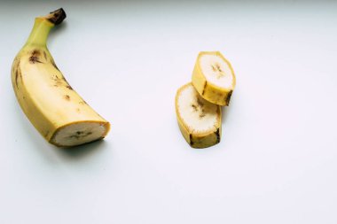 Beyaz bir eşik üzerinde Muz