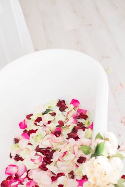 Çiçekler ve gül yapraklarıyla beyaz klasik banyo