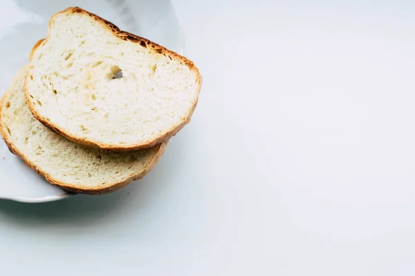 Cogumelos Fritos Dois Pedaços Pão Prato Branco — Fotografia de Stock