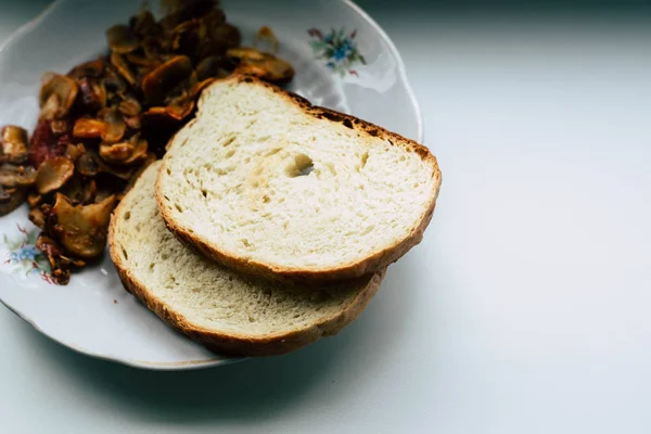 Cogumelos Fritos Dois Pedaços Pão Prato Branco — Fotografia de Stock