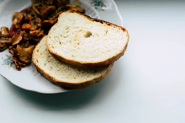 Cogumelos Fritos Dois Pedaços Pão Prato Branco — Fotografia de Stock