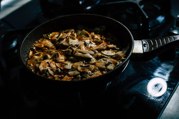 Kızartma tavası üzerinde fry mantar