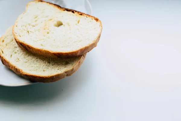 フライドマッシュルームと白い皿にパン2枚 — ストック写真