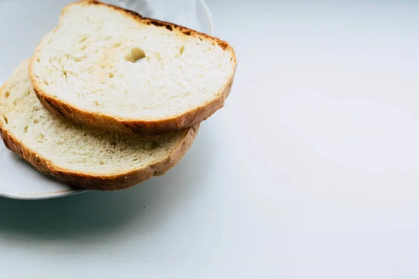 Cogumelos Fritos Dois Pedaços Pão Prato Branco — Fotografia de Stock