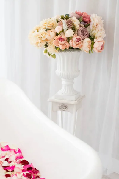 Baño Clásico Blanco Con Flores Pétalos Rosas —  Fotos de Stock