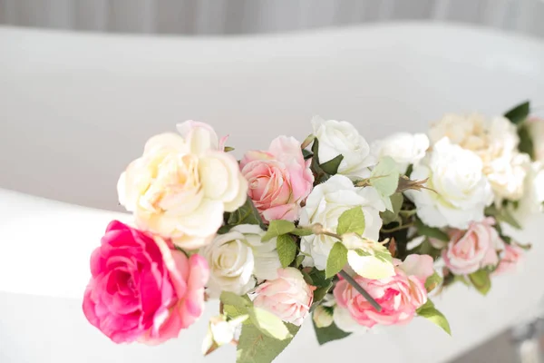 Baño Clásico Blanco Con Flores Pétalos Rosas —  Fotos de Stock