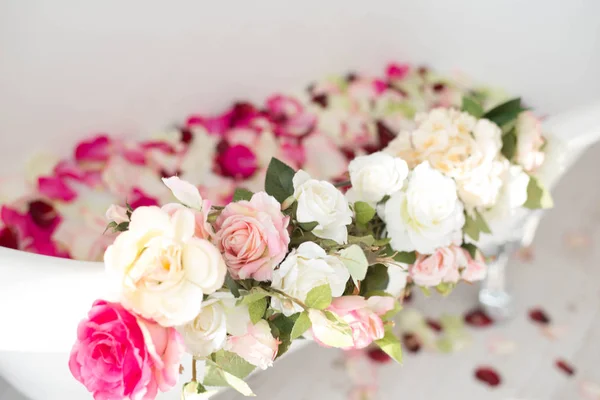 Baño Clásico Blanco Con Flores Pétalos Rosas —  Fotos de Stock