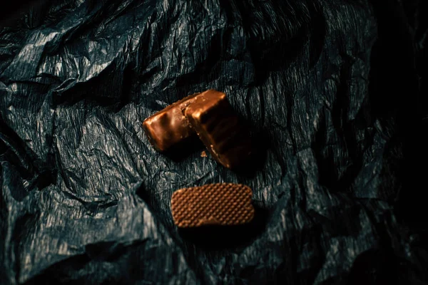 Schokoladenbonbons Auf Schwarzem Hintergrund — Stockfoto