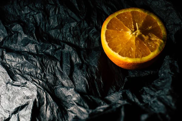 Pół Pomarańczy Czarnym Tle — Zdjęcie stockowe