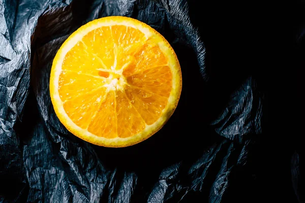 Media Naranja Sobre Fondo Negro — Foto de Stock