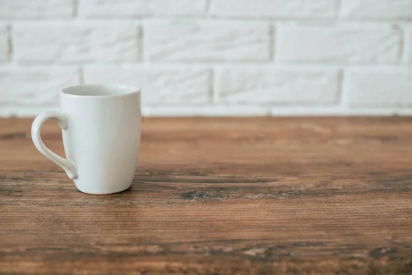 Copo Branco Uma Mesa Madeira — Fotografia de Stock