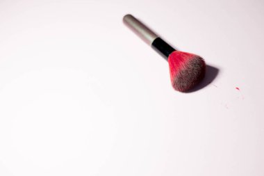 Pembe arka planda makyaj fırçası