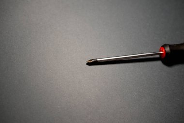 Tornavida ve cıvatalar gri arka plan üzerinde