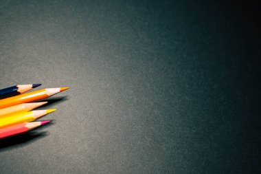 Beyaz tuğla duvar arka planda mutfak gereçleri