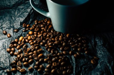 Beyaz tuğla duvar arka planda mutfak gereçleri