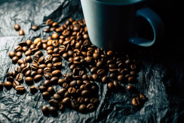 Beyaz tuğla duvar arka planda mutfak gereçleri