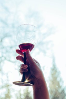 Beyaz tuğla duvar arka planda mutfak gereçleri